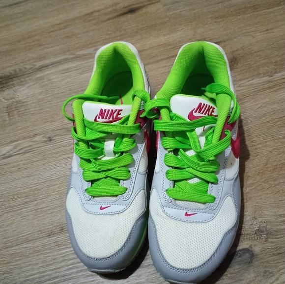 Nike - Picture 2 of 4